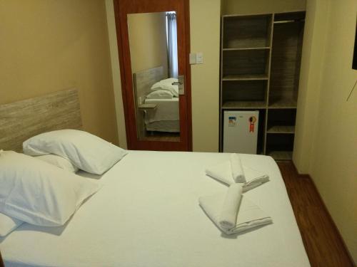 Un pat sau paturi într-o cameră la Rivero Hotel
