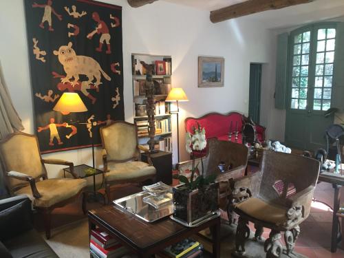 a living room with a table and chairs at Face au Palais in Avignon