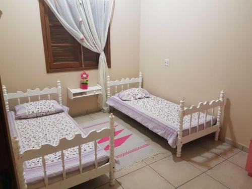 - 2 lits blancs dans une chambre avec fenêtre dans l'établissement Chácara Stefanini Atibaia com WIFI, à Atibaia