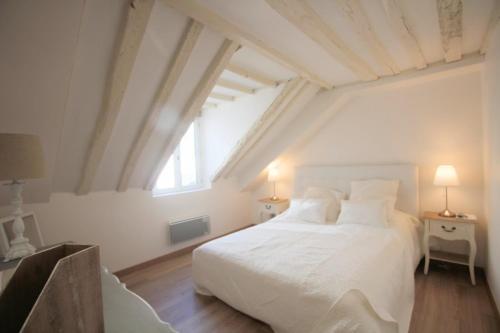 une chambre avec un lit blanc et une grande fenêtre dans l'établissement MAGNIFIQUE 5 PIECES, à Paris