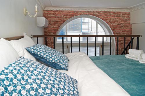 Кровать или кровати в номере Апельсин Отель на Дубровке