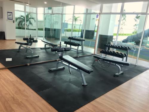 Fitness centrum a/nebo fitness zařízení v ubytování Pinnacle Tower Apartment Stay by Feel Suites