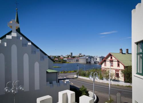 une église avec une croix sur le côté d'un bâtiment dans l'établissement Castle House Luxury Apartments, à Reykjavik