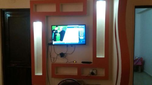 a flat screen tv on a wall in a room at شمس أسوان شقة شعبية رخيصة أمان in Aswan
