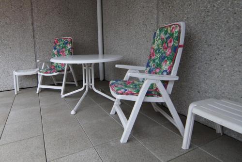 drie stoelen en een tafel en een bank bij Planke 18 in Norderney