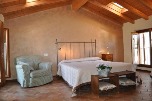 Tempat tidur dalam kamar di Le Quattro Stagioni B&B and Apartament
