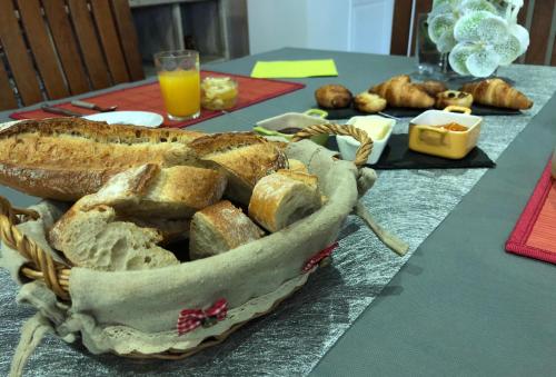 een mand brood op een tafel bij L'Ilot Vignes in Rauzan