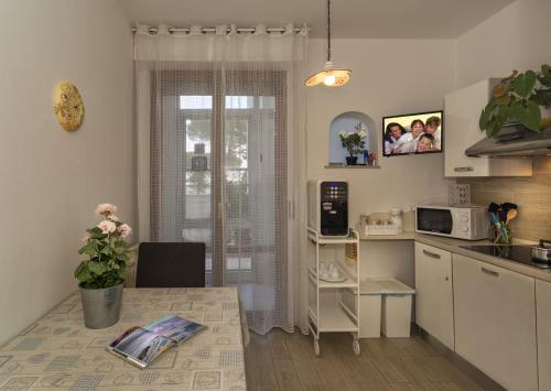 a small kitchen with a table and a microwave at Affittacamere BB STEFY in Pisa