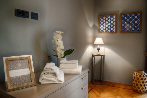 een kamer met handdoeken en een spiegel op een dressoir bij TORINO VACANCY 1 in Turijn