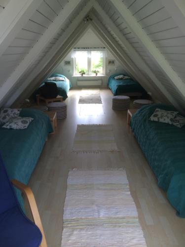 Pokój na poddaszu z 3 łóżkami i oknem w obiekcie Cottage Båstad/Bjäre w mieście Båstad