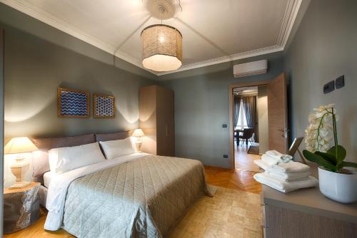 een slaapkamer met een bed en een potplant bij TORINO VACANCY 1 in Turijn