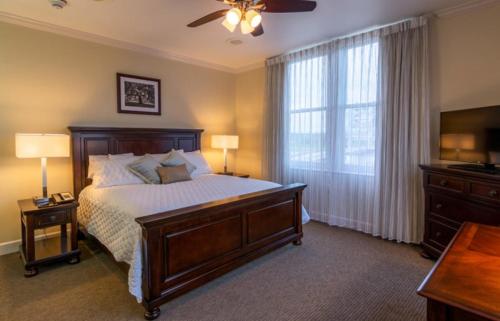 a bedroom with a bed and a large window at Hotel Bentley in Alexandria