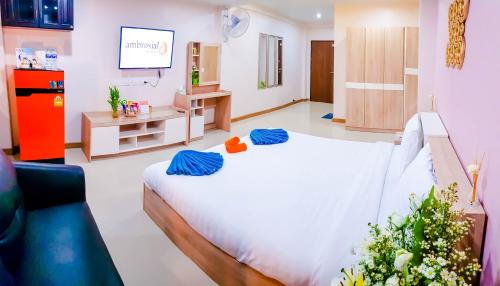 Un dormitorio con una cama blanca con almohadas azules. en Walking Street Residence - Boutique Suites near the Beach & Walking Street en Pattaya South