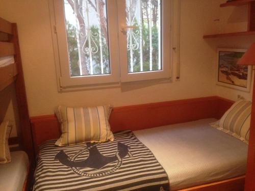 プラヤ・デアロにあるFabiolaの窓2つ付きの小さな部屋のベッド1台分です。