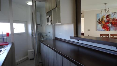 cocina con encimera negra en una habitación en Laguna del Mar La Serena, en La Serena