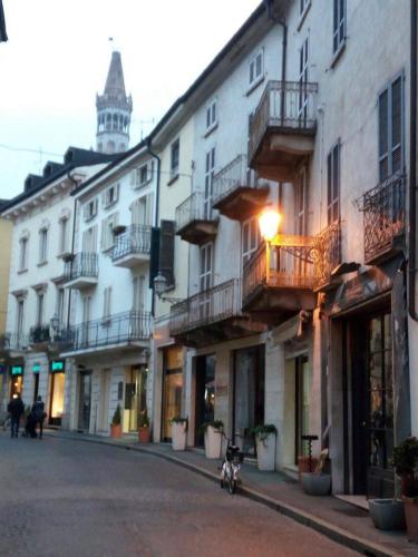 a street with buildings and a scooter parked on the street at B&B delle Arti in Crema