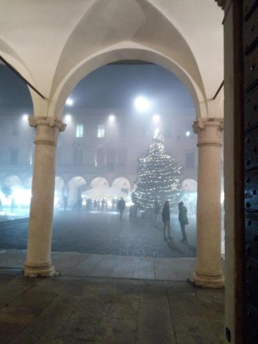 a christmas tree in the middle of a building at B&B delle Arti in Crema