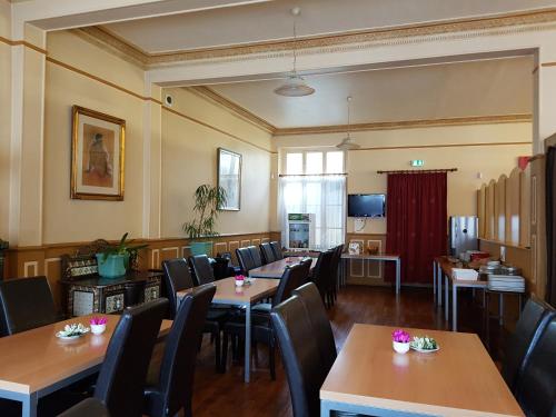 TV a/nebo společenská místnost v ubytování Hotel Restaurant La Sirène