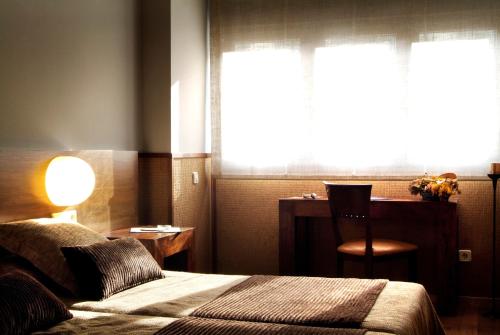 Hotel Els Caçadors de Ribesにあるベッド