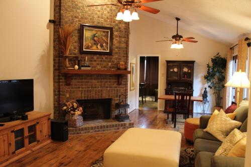 sala de estar con sofá y chimenea en Comfy Cozy Affordable Home Away Home, en Garland