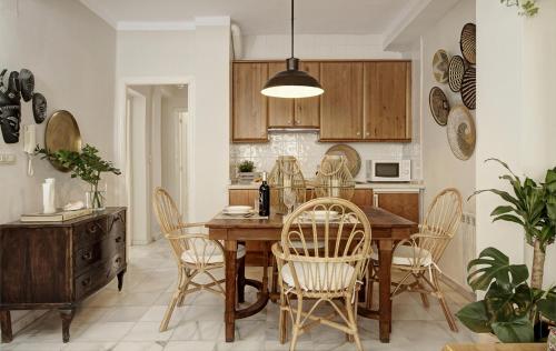 una sala da pranzo con tavolo e sedie in legno di Apartamentos Mirador Alhambra a Granada