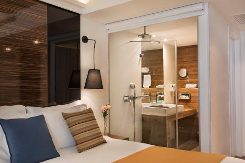 Postel nebo postele na pokoji v ubytování Nof Hotel