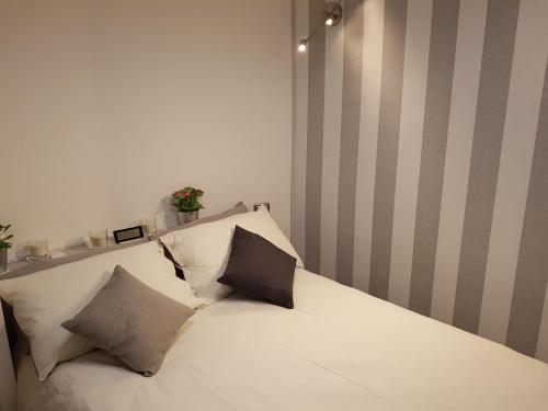ミラノにあるCozy two floors apartmentのベッドルーム1室(白いベッド1台、枕2つ付)