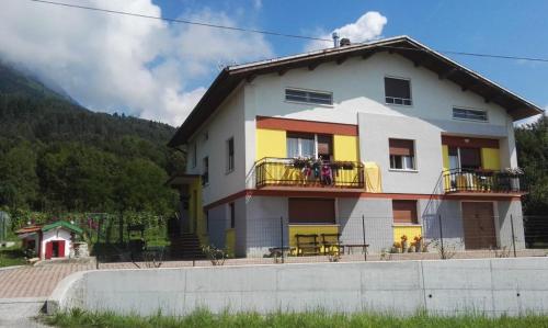 a house with a yellow and white at B&B Tisoi in Belluno