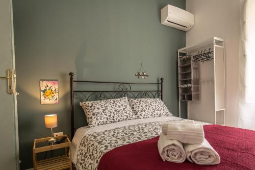 1 dormitorio con 1 cama con manta roja en Il Giardino Di Vico Neve, en Nápoles
