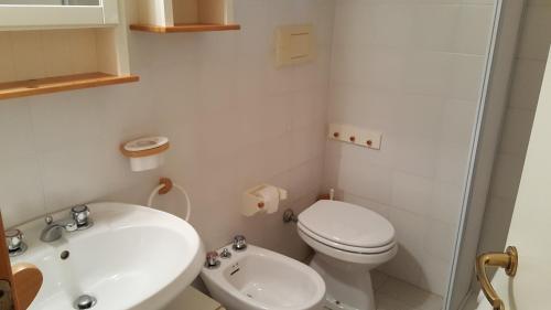 a small bathroom with a toilet and a sink at Residenze Coda Cavallo in San Teodoro