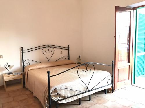 un dormitorio con una cama y una ventana en Casa Filippo, en Tropea