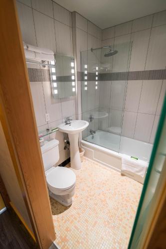 Un baño de Adventure Hotel