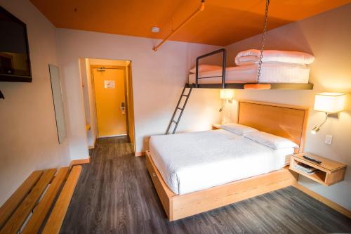 Una cama o camas en una habitación de Adventure Hotel