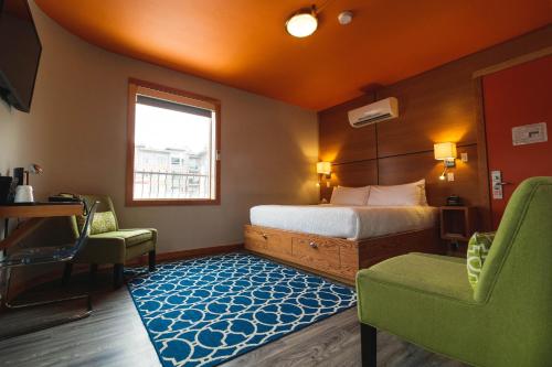 Кровать или кровати в номере Adventure Hotel