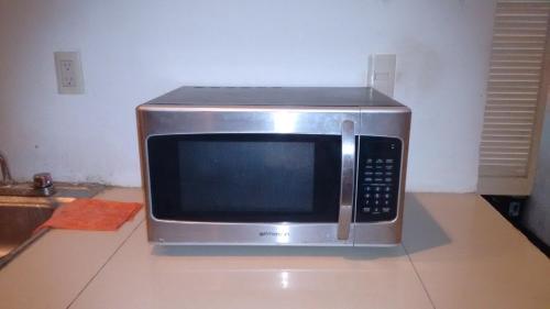 a microwave oven sitting on top of a counter at Hotel Marina Campeche in Campeche