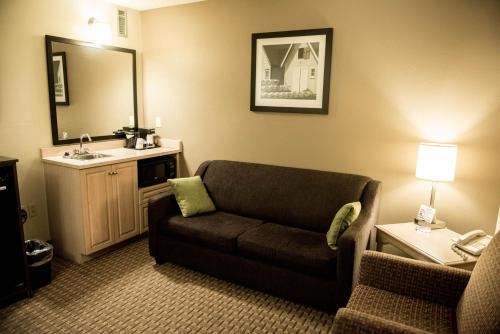 Area tempat duduk di Travelodge Suites by Wyndham Moncton