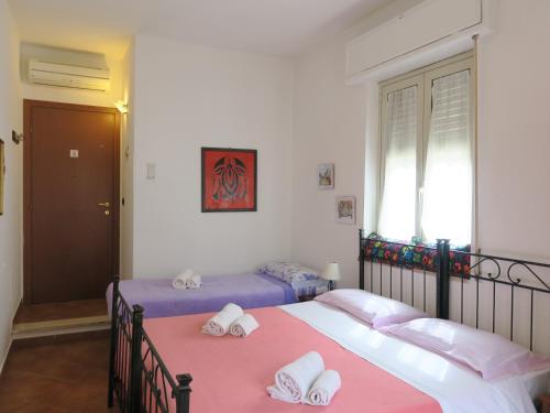 Dos camas individuales en una habitación con ventana. en B&B Porta del Re, en Taormina