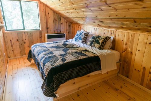a bedroom in a log cabin with a bed in it at Silver City Mountain Resort in Sequoia National Park