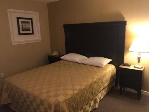 Ліжко або ліжка в номері Advantage Motel