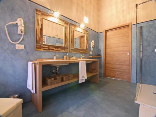 a bathroom with a sink and a shower at Locanda Papà Nenè in Osnago