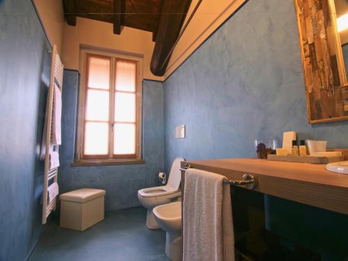 a bathroom with a toilet and a sink at Locanda Papà Nenè in Osnago