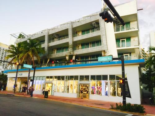 un edificio en la esquina de una calle en Apartment at De Soleil Hotel on Ocean Drive, en Miami Beach
