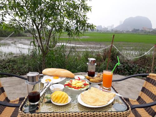 een picknicktafel met eten en drinken erop bij Tam Coc Rice Fields Homestay in Ninh Binh