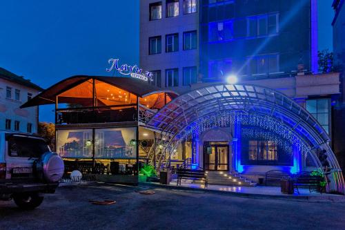 een gebouw met een glazen koepel en een gebouw bij Hotel Enigma in Chabaraovsk