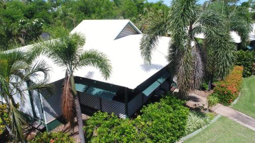 Taman di luar Cocos Beach Bungalows