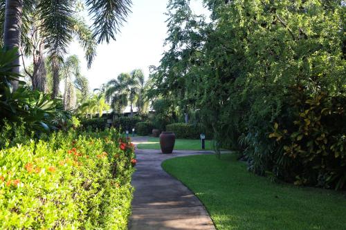 Taman di luar Cocos Beach Bungalows