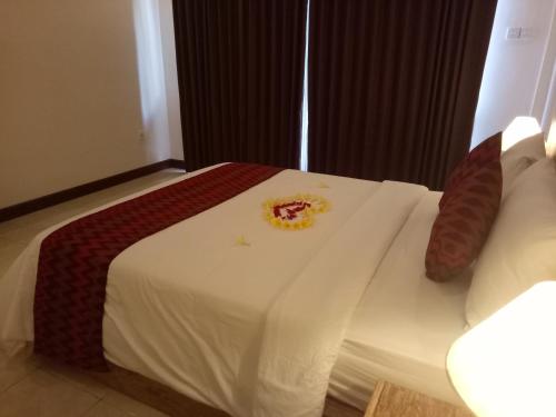 a hotel room with a bed with a white blanket at Umah Dajane Guest House in Ubud