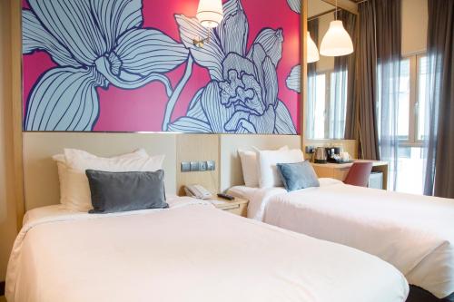 Un pat sau paturi într-o cameră la Hotel Bencoolen at Hong Kong Street
