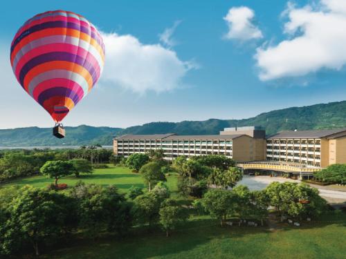 una mongolfiera che vola sopra un edificio di Luminous Hot Spring Resort & SPA a Luye