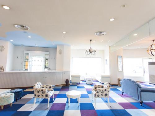 a waiting room with chairs and a waiting area at Hotel AreaOne Sakaiminato Marina in Sakaiminato